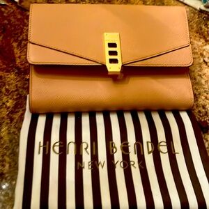 Henri Bendel clutch on with crossbody detachable chain. Used 1-2 times.